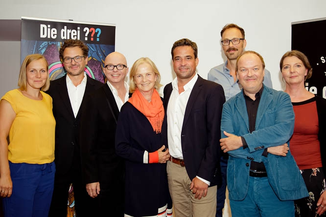EUROPA feiert das Jubiläumsjahr der „Die drei ???“-Hörspiele. v.l.n.r.: Elisa Linnemann (Head of Marketing Family Entertainment, SME), Andreas Fröhlich (Bob Andrews), Oliver Rohrbeck (Justus Jonas), Heikedine Körting (Produzentin), Arndt Seelig (Senior Director Family Entertainment, SME), André Marx (Autor), Jens Wawrczeck (Peter Shaw), Maike Müller (Senior Product Manager Family Entertainment, SME)