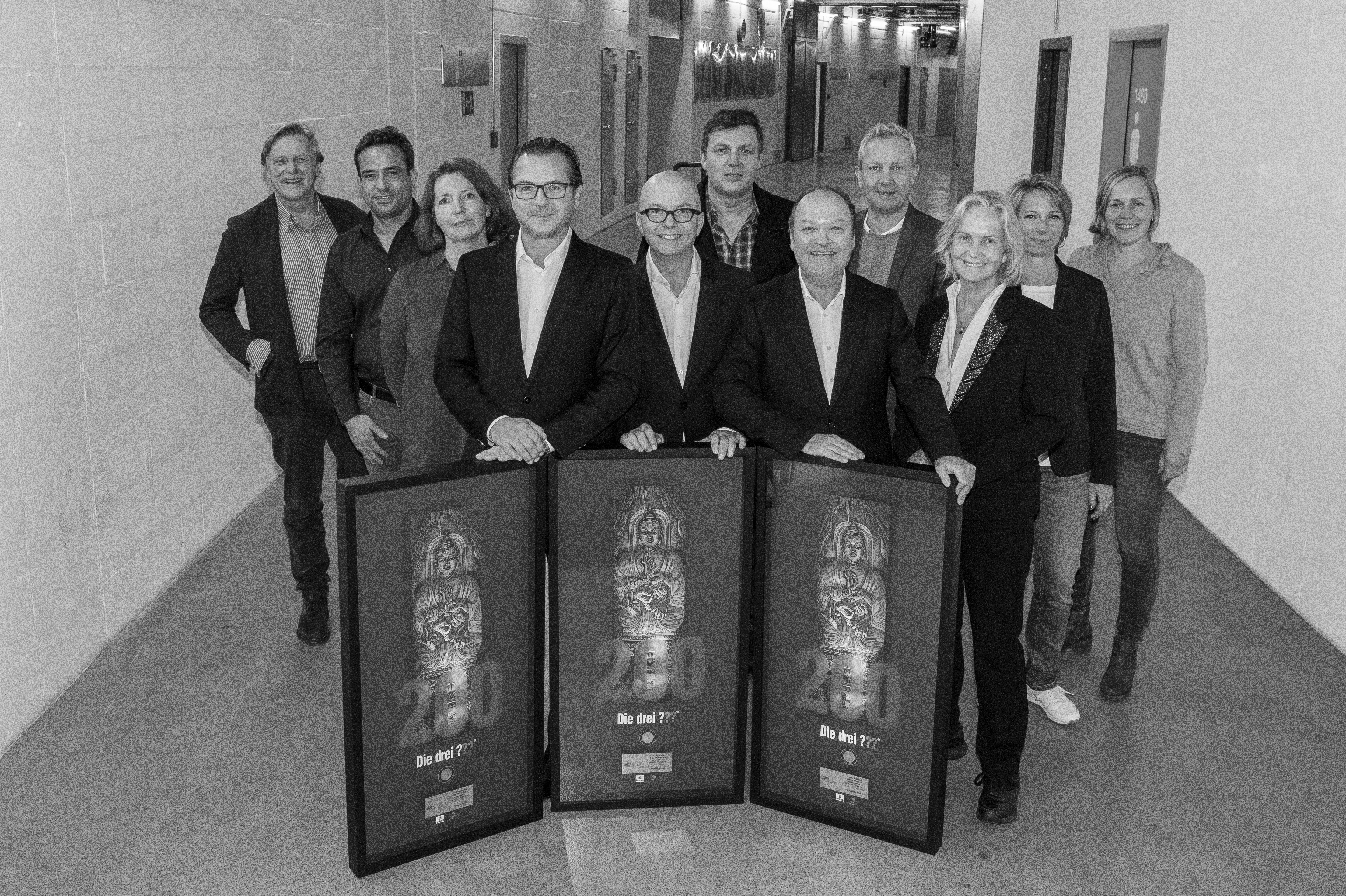 Große Freude am Abend der Live-Tournee der ‚Die drei ???’ in der Olympiahalle München. Für das Hörspiel „Die drei ??? Feuriges Auge“ geht der Kids Award in Gold an das Team von EUROPA. Vorne (v.l.n.r.): Die Sprecher Andreas Fröhlich, Oliver Rohrbeck, Jens Wawrczeck sowie Heikedine Körting, Regisseurin und Produzentin. Hinten (v.l.n.r.): Michael Fleissner, Geschäftsführer KOSMOS Verlag; Arndt Seelig, Senior Director Family & Home Entertainment Sony Music; Maike Müller, Senior Produkt Managerin EUROPA; Jörg Eggert, Senior Marketing Manager EUROPA; André Mühlhausen, Senior Vice President Commercial Division Sony Music GSA; Nina Schulze Pellengahr, Presse/Kühl PR; Elisa Linnemann, Head of Marketing EUROPA