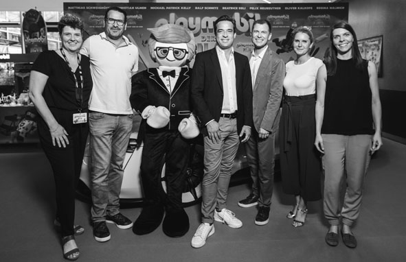 Sony Music mit Playmobil und Bavaria Media bei der Kinopremiere in München (v.l.n.r.): Christine Brand, Head of Entertainment Marketing & Distribution; Ivica Maračić, Licensing & Sales Director Bavaria Media; Rex Dasher; Arndt Seelig, Senior Director Family & Home Entertainment Sony Music; Lars Wagner, Vorstand Brand- und Productmanagement Playmobil; Sandra Bromba, Senior Productmanager Family Entertainment Sony Music; Nina Pogarell, Marketing Manager Family Entertainment Sony Music