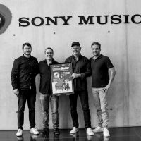 Platin für Charlie Glass. V.l.n.r: Senior A&R and Product Manager Sebastian Hödl, Produzent Alex Pre