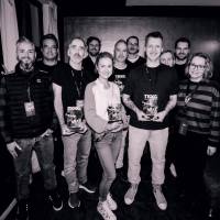Übergabe des Achievement Awards an die TKKG-Sprecher. V.l.n.r.: Jan Comin, Project Manager Bucardo GmbH; Arndt Seelig, Vice President Family & Home Entertainment Sony Music; Sascha Draeger, Sprecher ‘Tim’; Martin Hofstetter, TKKG Autor und Regisseur; Rhea Harder-Vennewald, Sprecherin ‚Gaby‘; Manou Lubowski, Sprecher ‚Klößchen‘; Tilmann Richter, Vice President Live Ventures Sony Music;  Tobias Diakow, Sprecher ‚Karl’;  Elisa Linnemann, Director Marketing Family Entertainment Sony Music; Christoph Behm, CEO Sony Music;  Petra Delmar, Senior Product Manager Family Entertainment Sony Music
©Linh Nguyen | @linh20kmh
