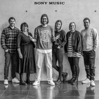 Foto: Sony Music
Das Sony Music Team und herrH (v.l.n.r): Sebastian Hoedl (Senior A&R and Product Manag-er), Anke Fischer (Senior Marketing Managerin), Simon Horn (herrH), Svenja Bartsch (Direc-tor Product Management), Elisa Linnemann (Director Marketing) und Arndt Seelig (Vice President Family & Home Entertainment)
