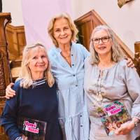 Sie prägten die Hörspielserie Hanni und Nanni 53 Jahre und 80 Folgen: Regine Lamster, Sprecherin der Hanni; Heikedine Körting,  Produktion und Regie; Manuela Dahm, Sprecherin der Nanni
Foto: Julia Schwendner