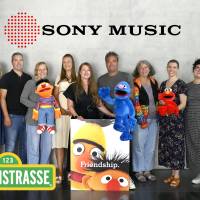 Sesame Workshop und EUROPA werden ab Frühjahr 2026 Episoden aus der TV-Serie „Sesamstraße“ als Hörspiele veröffentlichen: Kerstin Hintze, Marketing Director Europe; Fabian Zey, Director Legal & Business Affairs; Elisa Linnemann, Director Marketing Family & Home Entertainment; Ann-Katrin Hager, Business Development Manager & Consumer Products Lead GSA; Sonja Thernes; Director Consumer Products Europe; Arndt Seelig, SVP Family & Home Entertainment Sony Music; Corinna Wodrich, Senior Product Manager Family & Home Entertainment; Nina Pogarell, Senior Marketing Manager Family & Home Entertainment; Lena Brenninger, A&R & Product Manager Family & Home Entertainment (v.l.n.r.)
Foto: Dominik Beckmann
